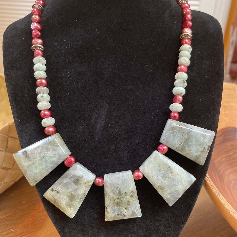 Pretty pale green quartz wedge and pink/rose freshwater pearls necklace